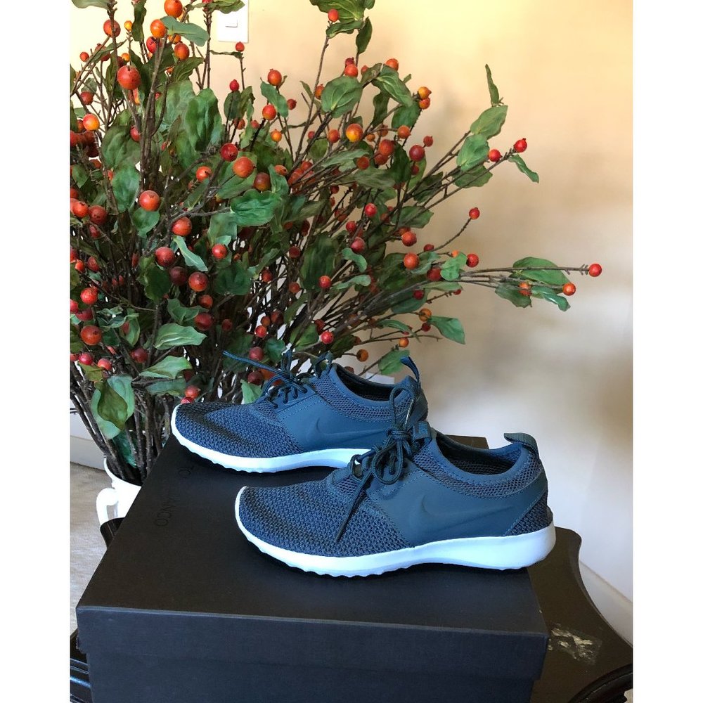 BLUE NIKE SNEAKERS
